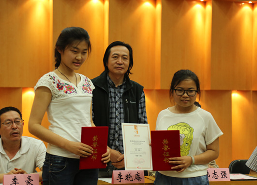 院长李晓庵为山西分赛区获奖同学苗甜、关梦盼颁奖