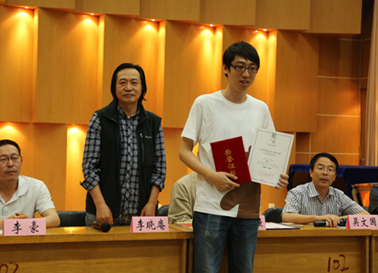 院长李晓庵为山西分赛区获奖同学姚伟颁奖