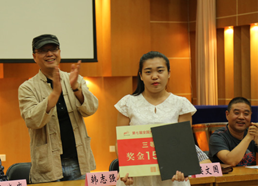 韩志强教授为全国大广赛三等奖获得者李雅芳颁发证书