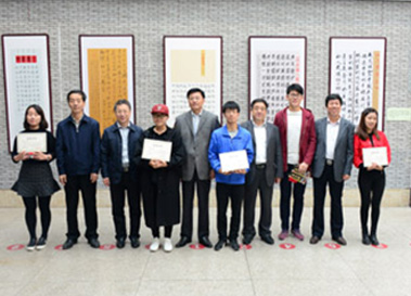 出席校领导为获奖学生颁奖