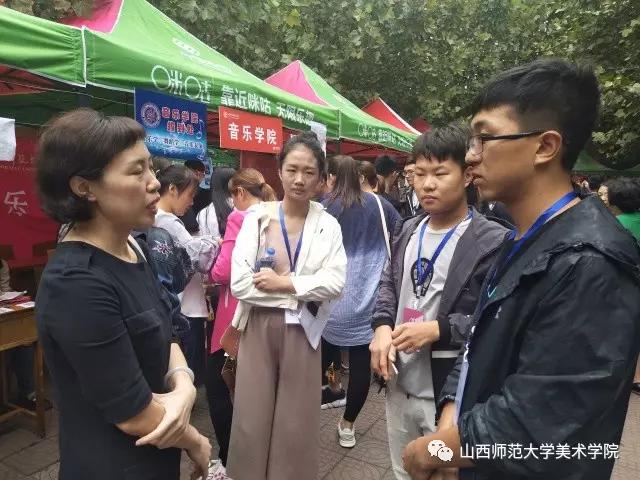 庞书记在迎新现场安排工作