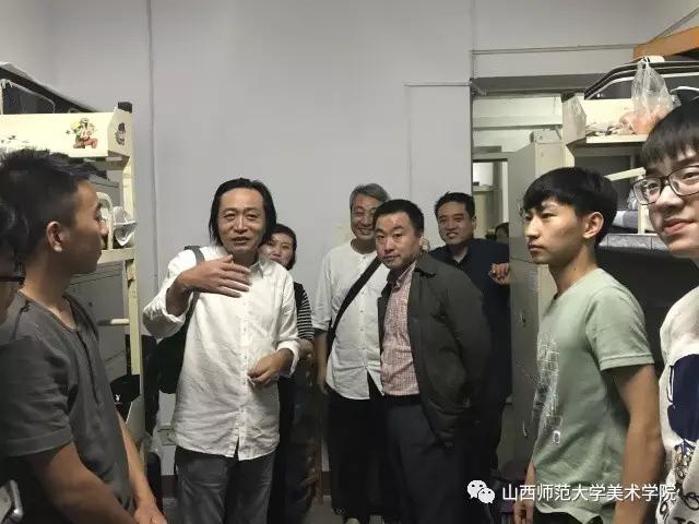 学院领导深入宿舍看望新生